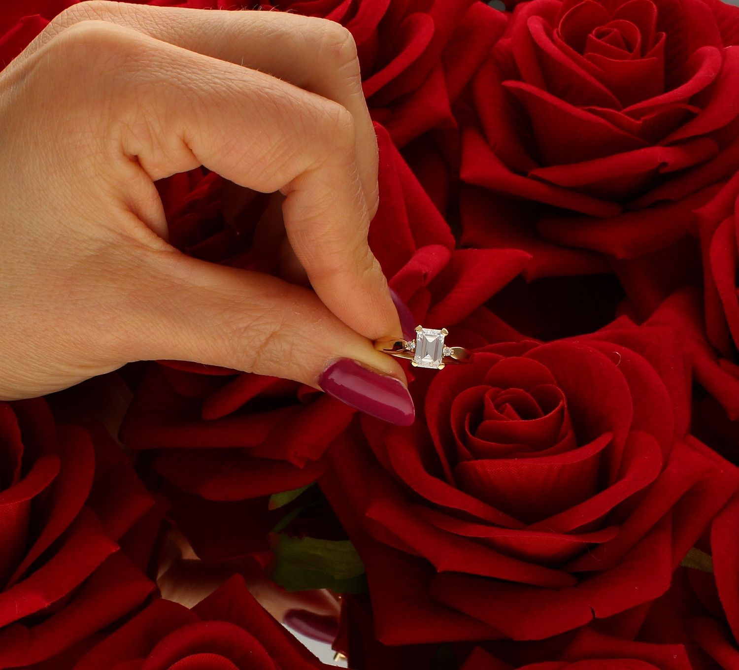 Złoty pierścionek 585 z dużą prostokątną cyrkonią PI 244 585. Złoty pierścionek prosty ozdobiony dużą prostokątną cyrkonią. Piękny pierścionek wykonany z wysokiej jakości złota próby 585. Złoty pierścionek idealny na prezent (4).jpg